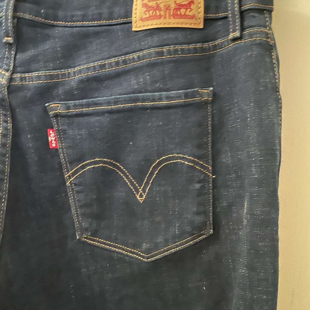 Ladies Levi’s stretch denim dark wash
